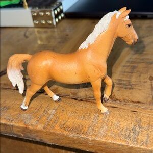 Palomino gelding SCHLEICH Toy Horse Figure